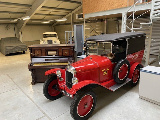 Voiture ancienne rouge dans le garage